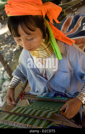 Une femme de la tribu Padaung Karen, long cou, faisant de fabric Banque D'Images