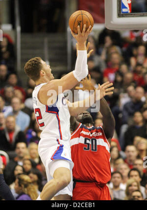 Le 21 mars 2013 - Los Angeles, Californie, USA - Clippers Blake Griffin va à l'avant pour le score sur Wizards Emeka Okafor comme le centre de Los Angeles Clippers à l'encontre de l'visiter Washington Wizards 94-87 le samedi 19 janvier 2013 au Staples Center de Los Angeles, Californie. (Crédit Image : © Burt Harris/Prensa Internacional/ZUMAPRESS.com) Banque D'Images