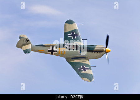 HA-1112 Buchón, toujours sportif de la décoration portée pendant le tournage du film Battle of Britain de 1969, en exécutant un flicast à l'aérodrome de Duxford, Camb Banque D'Images