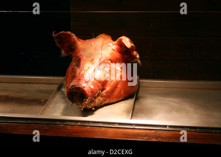 Tête de cochon exposée au marché de Noël de Manchester, Angleterre, Royaume-Uni. Banque D'Images