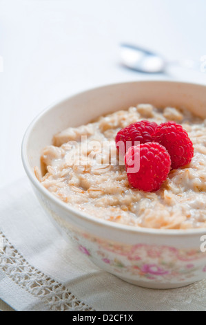 Bol de porridge avec des framboises. Voir de très près. Banque D'Images