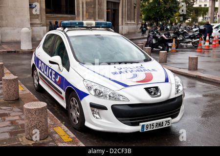 Renault une voiture de police de la Police Nationale, l'une des forces de police, rue de Viarmes dans les halles du centre de Paris Banque D'Images