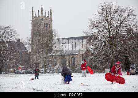 20 janvier 2013 13.16 H - La neige tombe sur Clapham Common à Clapham, Londres, Royaume-Uni. Enfants jouant dans la neige avec Saint Michaels Church derrière Banque D'Images