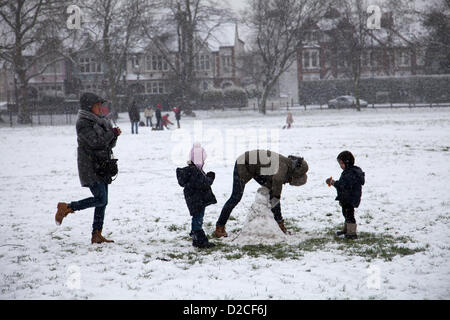 20 janvier 2013 13.18 H - La neige tombe sur Clapham Common à Clapham, Londres, Royaume-Uni. Enfants jouant dans la neige et les parents jouent dans la neige sur Clapham Common. Banque D'Images