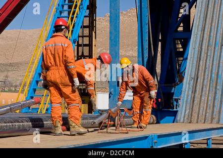 Exploration pétrolière et gazière en site. De fil outils de journalisation avant de soulever jusqu'à la plate-forme de forage-de-chaussée. Kurdistan Irak Banque D'Images