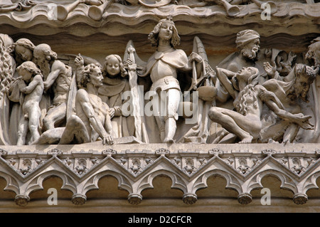 Un détail d'une sculpture gothique représentant le jugement dernier montrant l'Archange Michel, pesant des âmes sur une balance à l'extérieur de l'église de nouveaux Pierre et de nouveaux Paul à Vyšehrad, Prague, République tchèque Banque D'Images