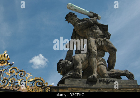 Titans sculpture sur haut de portes du château de Prague, République Tchèque Banque D'Images