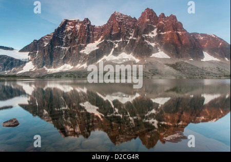 Les Remparts reflète dans les lacs Amethyst dans la vallée Tonquin au lever du soleil, le parc national Jasper, Rocheuses canadiennes, l'Alberta Banque D'Images