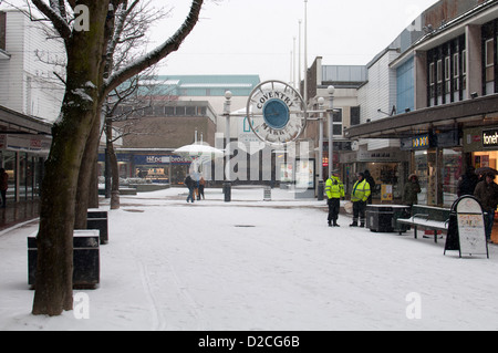 Moyen du marché en temps de neige, centre-ville de Coventry, Royaume-Uni Banque D'Images