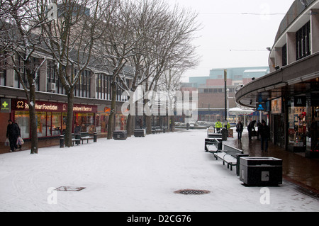 Moyen du marché en temps de neige, centre-ville de Coventry, Royaume-Uni Banque D'Images