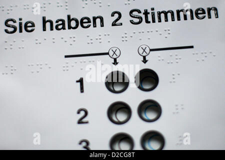 Une élection au scrutin de l'aide pour les personnes aveugles est exposée dans un bureau de vote lors des élections d'état de Basse-Saxe à Hanovre, Allemagne, le 20 janvier 2013. Quelque 6,1 millions d'électeurs admissibles à voter aujourd'hui, le 20 janvier 2013, dans la clé Etat allemand de Basse-Saxe, avec la course au coude à coude entre la coalition de la Chancelière allemande, Angela Merkel, et l'opposition de centre-gauche. L'élection dans l'état, c'est home à Volkswagen et de nombreuses petites industries, est considéré comme l'exécution d'un test pour l'élection générale prévue en septembre. Photo : Rolf Vennenbernd Banque D'Images