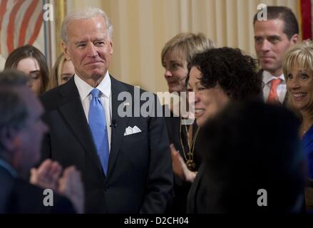 Washington D.C, USA. Dimanche 20 janvier 2013. United States Vice-président Joe Biden arrive à prêter le serment d'office lors de la 57e Cérémonie d'investiture cérémonie officielle à l'Observatoire Naval le 20 janvier 2013 à Washington, DC. Le serment est administrée par nous à la Cour suprême Sonia Sotomayor. .Crédit : Saul Loeb / Piscine via CNP/Alamy Live News Banque D'Images