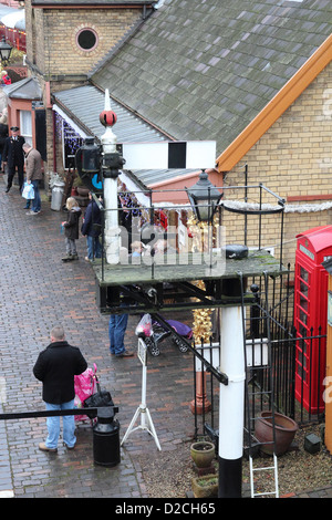 Les gens à Arley Gare, Severn Valley Railway, Worcestershire, Angleterre, RU Banque D'Images