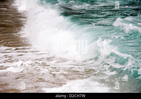 Vague sur Aegean beach Banque D'Images