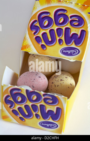 Carton de Cadbury mini oeufs jusqu'au bout, pour afficher le contenu du panier prêt pour l'ensemble de Pâques sur fond blanc Banque D'Images