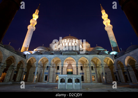 Turquie ISTANBUL - Mosquée de Suleymaniye Süleymaniye Camii Sultan Soliman ( ) la cour intérieure et les minarets illuminée la nuit Banque D'Images