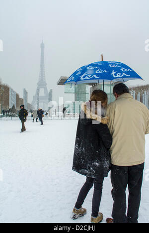 Paris, France, couple debout, de l'arrière, les gens appréciant Scenics de neige d'hiver, Tour Eiffel, champs de Mars, jardin, les gens dans la tempête de neige Banque D'Images