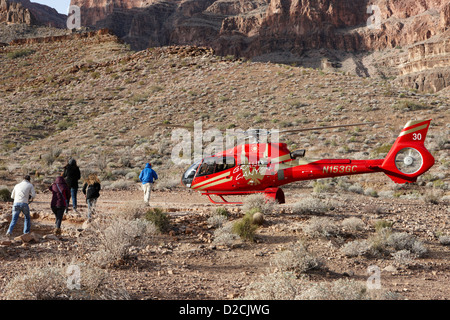 Les passagers qui quittent le tour d'hélicoptère a atterri sur le tampon dans le Grand canyon Arizona USA Banque D'Images