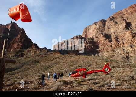 Manche à air, les passagers qui quittent le tour d'hélicoptère a atterri sur le tampon dans le Grand canyon Arizona USA Banque D'Images