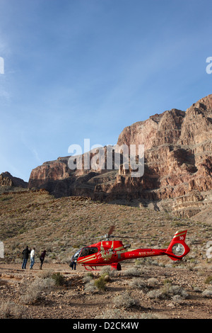 Les passagers qui quittent le tour d'hélicoptère a atterri sur le tampon dans le Grand canyon Arizona USA Banque D'Images