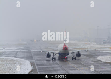 20 janvier 2013. Londres Heathrow au Royaume-Uni. L'aéroport de Heathrow a été frappé par un troisième jour d'annulations à cause de la neige et d'une faible visibilité et de l'aéroport a annoncé qu'il a programme réduit de 20 pour cent Banque D'Images