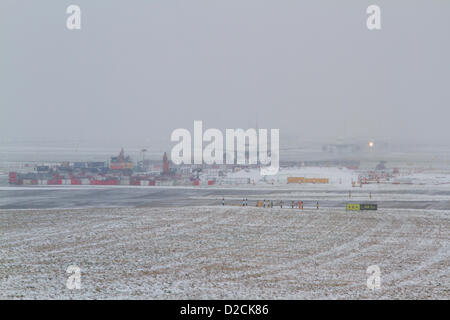 20 janvier 2013. Londres Heathrow au Royaume-Uni. Les avions commerciaux taxi sur la piste à l'aéroport d'Heathrow avant le décollage. L'aéroport de Heathrow a été frappé par un troisième jour d'annulations à cause de la neige et d'une faible visibilité et de l'aéroport a annoncé qu'il a programme réduit de 20 pour cent Banque D'Images