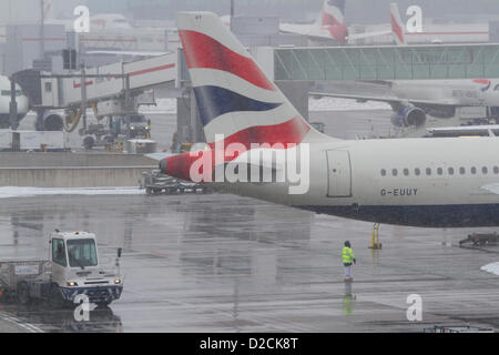 20 janvier 2013. Londres Heathrow au Royaume-Uni. L'aéroport de Heathrow a été frappé par un troisième jour d'annulations à cause de la neige et d'une faible visibilité et de l'aéroport a annoncé qu'il a programme réduit de 20 pour cent Banque D'Images