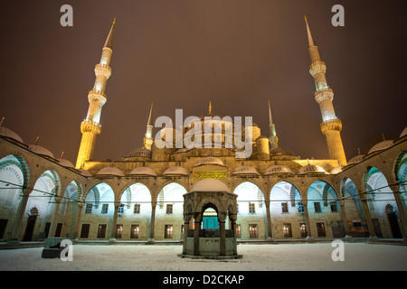 ISTANBUL Turquie - la neige dans la cour de la Mosquée Bleue (Sultan Ahmet Mosquée Sultanahmet ) avec archs & minarets Banque D'Images