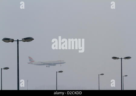 20 janvier 2013. Londres Heathrow au Royaume-Uni. Un avion se prépare à atterrir à l'aéroport de Heathrow. Heathrow a été frappé par un troisième jour d'annulations à cause de la neige et d'une faible visibilité et de l'aéroport a annoncé qu'il a programme réduit de 20 pour cent Banque D'Images