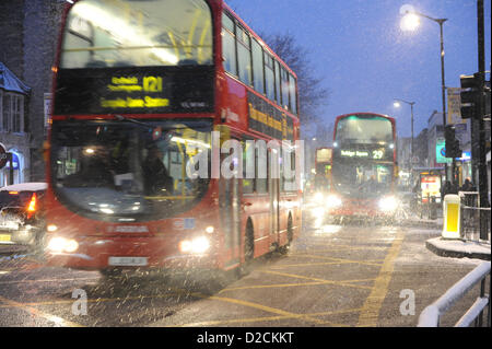 Turnpike Lane, Londres, Royaume-Uni. 20 janvier 2013. Chutes de neige dans la région de Turnpike Lane. Chutes de neige dans le centre de Londres. Alamy Live News Banque D'Images