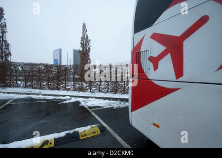 20 janvier 2013. Londres Heathrow au Royaume-Uni. Un bus de passagers de l'aéroport de Heathrow. L'aéroport de Heathrow a été frappé par un troisième jour d'annulations à cause de la neige et d'une faible visibilité et de l'aéroport a annoncé qu'il a programme réduit de 20 pour cent Banque D'Images