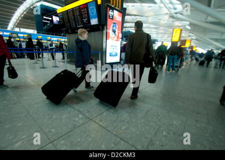 20 janvier 2013. Londres Heathrow au Royaume-Uni. Passagers attendent à l'intérieur de l'aérogare de l'aéroport de Heathrow est frappé par un troisième jour d'annulations à cause de la neige et de faible visibilité et de l'aéroport a programme réduit de 20 pour cent Banque D'Images