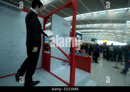 20 janvier 2013. Londres Heathrow au Royaume-Uni. Passagers attendent à l'intérieur de l'aérogare de l'aéroport de Heathrow est par un troisième jour d'annulations à cause de la neige et d'une faible visibilité et de l'aéroport a annoncé qu'il a programme réduit de 20 pour cent Banque D'Images