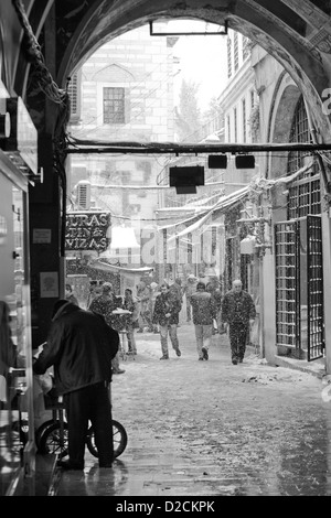 ISTANBUL Turquie - vendeur de pain alors que la neige tombe du Grand Bazar Kapali Carsi Kapalicarsi ( Marché Couvert ) Banque D'Images