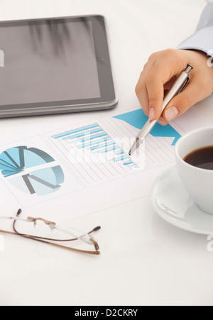 Tableaux et graphiques financiers sur la table Banque D'Images