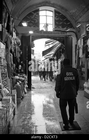 ISTANBUL Turquie - Agent de sécurité porte sur la neige tomber hors du Grand Bazar Kapali Carsi Kapalicarsi ( Marché Couvert ) Banque D'Images