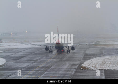 20 janvier 2013. Londres Heathrow au Royaume-Uni. L'aéroport de Heathrow a été frappé par un troisième jour d'annulations à cause de la neige et d'une faible visibilité et de l'aéroport a annoncé qu'il a programme réduit de 20 pour cent Banque D'Images