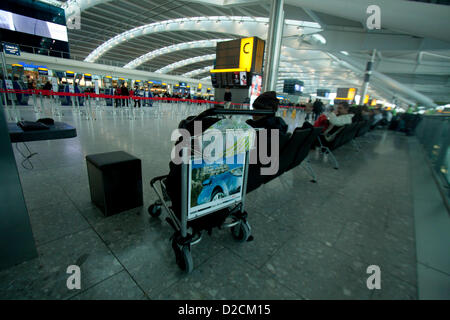 20 janvier 2013. Londres Heathrow au Royaume-Uni. L'aéroport de Heathrow a été frappé par un troisième jour d'annulations à cause de la neige et d'une faible visibilité et de l'aéroport a annoncé qu'il a programme réduit de 20 pour cent Banque D'Images