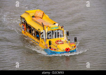 Véhicule amphibie de la Tamise dans le cadre de la Duck Tours de Londres, un tour sur la rivière et des sites touristiques de la ville Banque D'Images