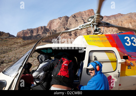 Passagers monter papillon d'hélicoptère a atterri sur le tampon dans le Grand canyon Arizona USA Banque D'Images