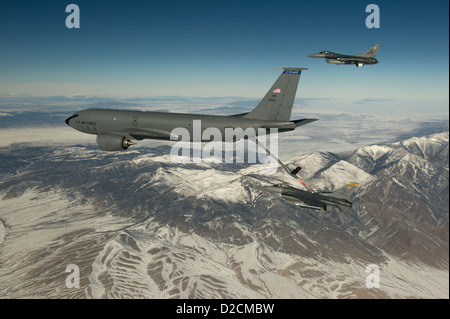 Le capitaine Charles Fuller, un pilote de F-16 de Hill AFB, Utah, reçoit du carburant d'un pétrolier KC-135 en route vers San Diego, Calif, le 18 janvier 2013. Cette opération impliquait des pilotes de la 388th Fighter Wing, stationnés à Hill AFB, en collaboration avec la Garde nationale de l'Utah. Banque D'Images