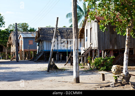 Maisons dans un village de la jungle amazonienne. Elles sont construites sur pilotis pour les protéger contre les inondations Banque D'Images