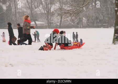 Oxford, UK. 20 Jan, 2013. Les enfants aiment la neige dans South Park, Oxford, comme un deuxième jour de neige sont tombés sur la ville universitaire. Pete/Lusabia Alamy Live News Banque D'Images