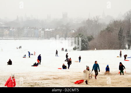 Oxford, UK. 20 Jan, 2013. Les enfants et les adultes aiment la neige dans South Park, Oxford, comme un deuxième jour de neige sont tombés sur la ville universitaire. Pete/Lusabia Alamy Live News Banque D'Images