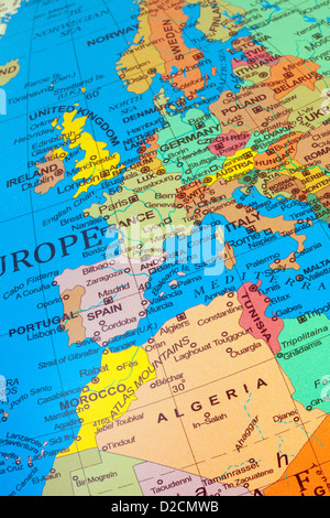 Une carte montrant les pays d'Europe de l'ouest et du Royaume-Uni, avec l'Afrique du Nord dont l'Algérie sur un globe Banque D'Images
