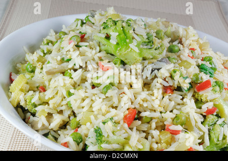 Un bol de riz frit aux légumes maison Banque D'Images
