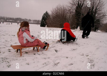 Oxford, UK. 20 Jan, 2013. Week-end de la luge dans South Park, Oxford, comme un deuxième jour de neige sont tombés sur la ville universitaire. Pete/Lusabia Alamy Live News Banque D'Images