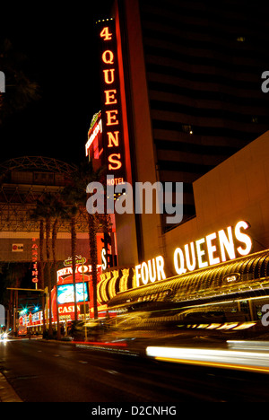 Voiture dans le motion blur Four Queens Hotel Casino vieux centre-ville de Las Vegas Boulevard Fremont Street Banque D'Images