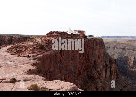 Buffet indien hualapai cafe bâtiment construit sur la falaise à guano point Grand Canyon West arizona usa Banque D'Images