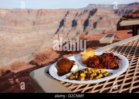 Buffet indien nourriture à Guano Point sur le bord du grand canyon accueil de la nation Hualapai Arizona USA Banque D'Images